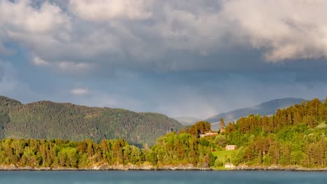 Wolken-Ziehen-über-Den-Fjord-1