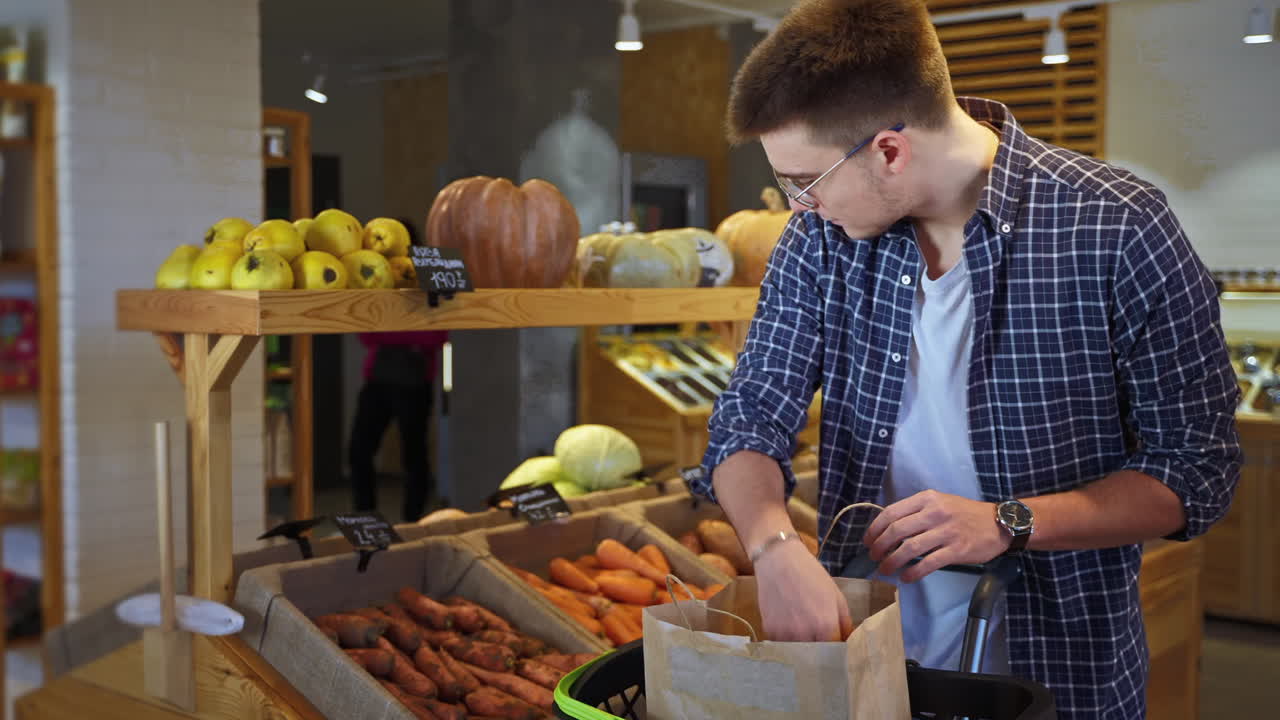 hombre comprando productos en una tienda de comestibles
