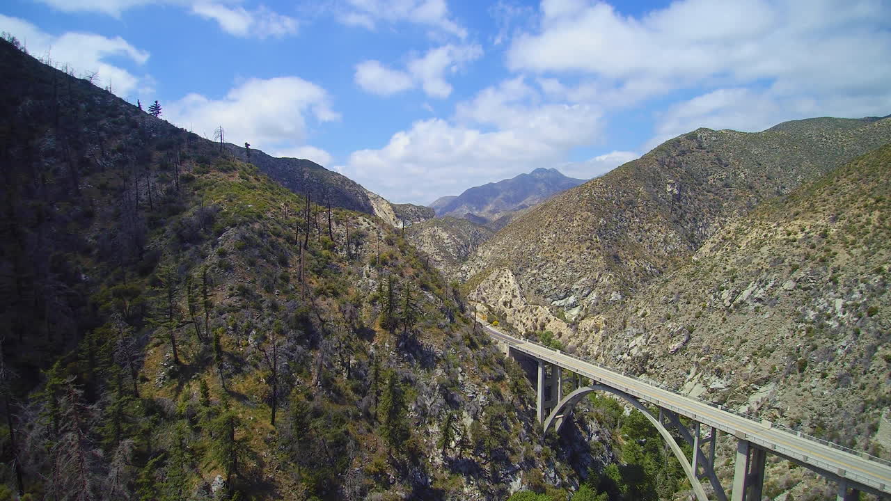 toma de drones del gran puente tujunga en el bosque nacional de angeles en el sur de california