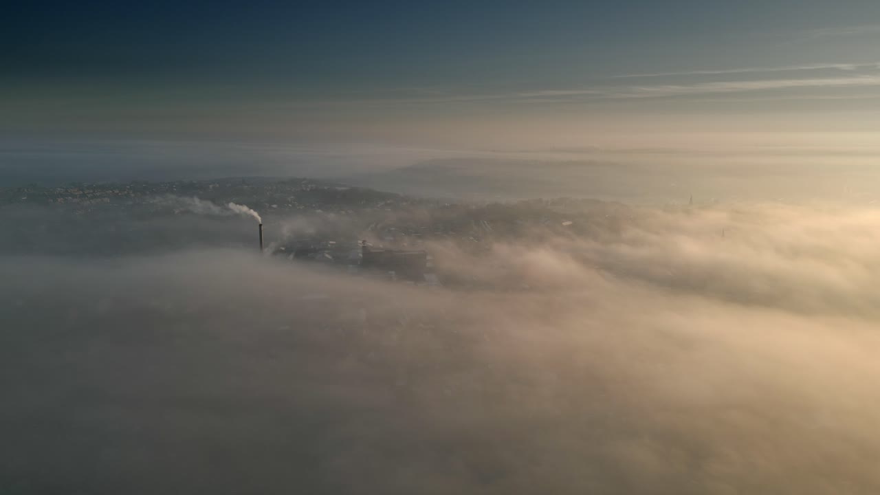 아침 안개 속의 산업용 냉각탑
