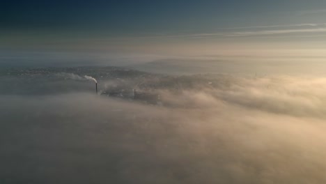 Torre-De-Enfriamiento-Industrial-En-La-Niebla-De-La-Mañana