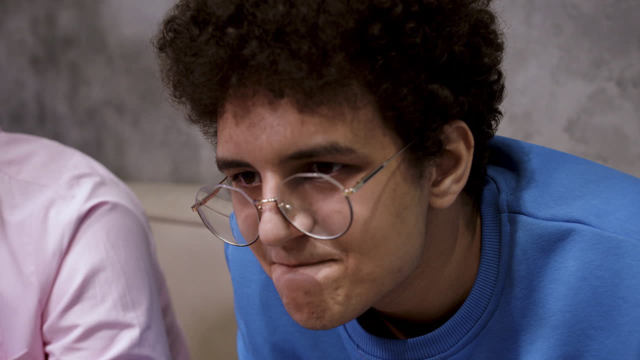 amigos jugando a videojuegos