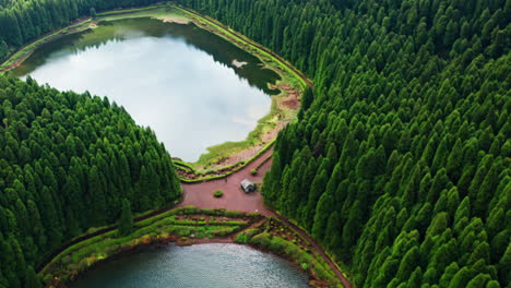 Toma-Aérea-Cinematográfica-De-Un-Lago-Volcánico-En-Las-Islas-Azores---Portugal