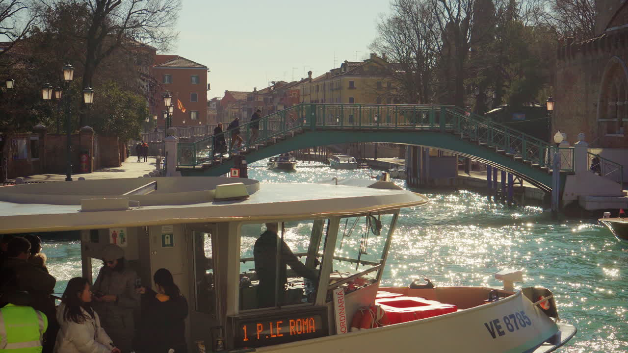 베네치아 운하 다리와 보트