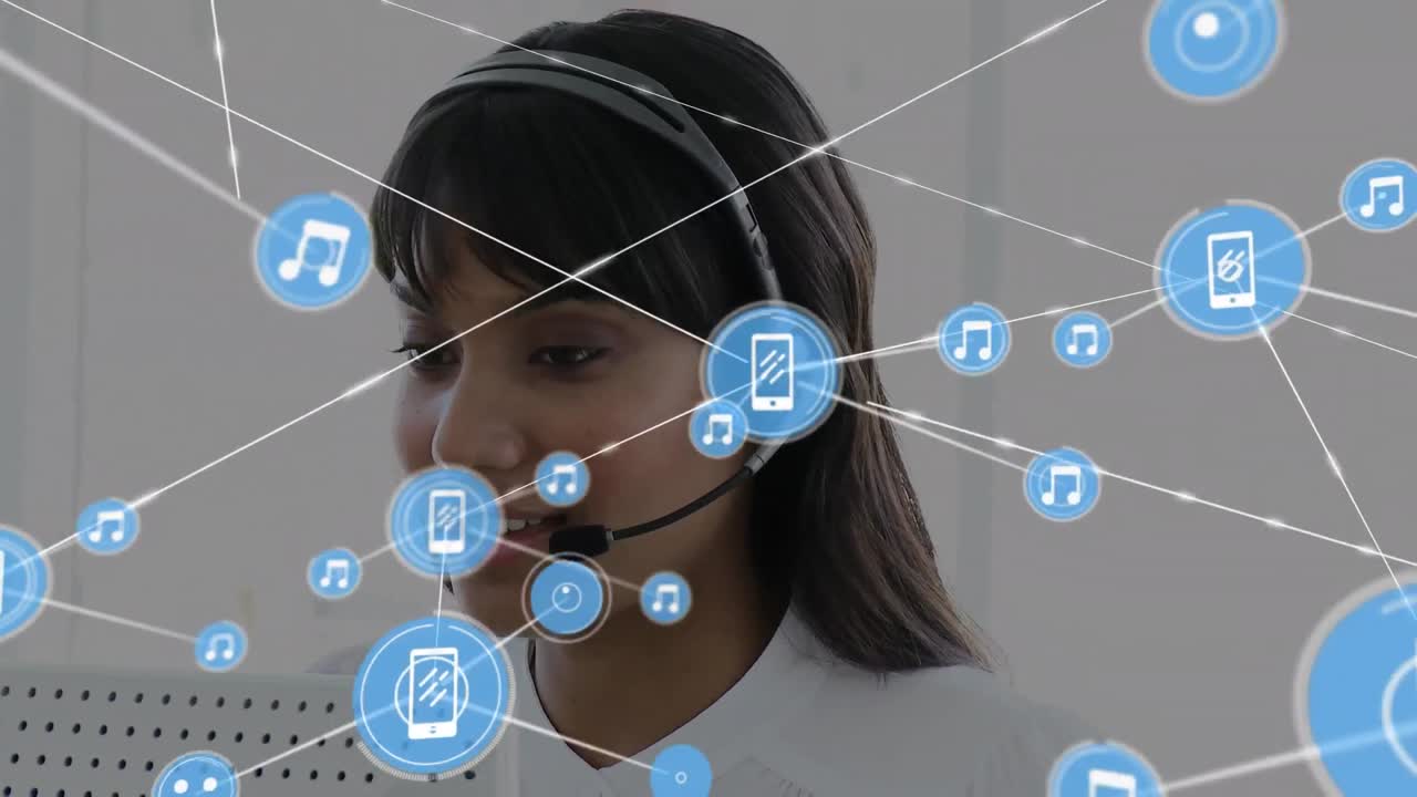 animación de una red de conexiones e iconos sobre una mujer de negocios con auriculares