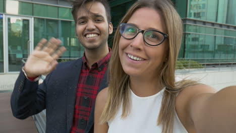 pareja feliz hablando y sonriendo a la cámara en la calle