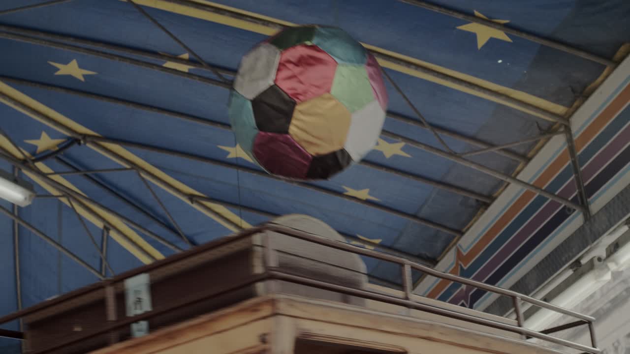 la bola del carrusel balanceándose en el aire