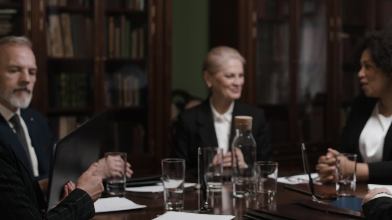 reunión de negocios en una biblioteca