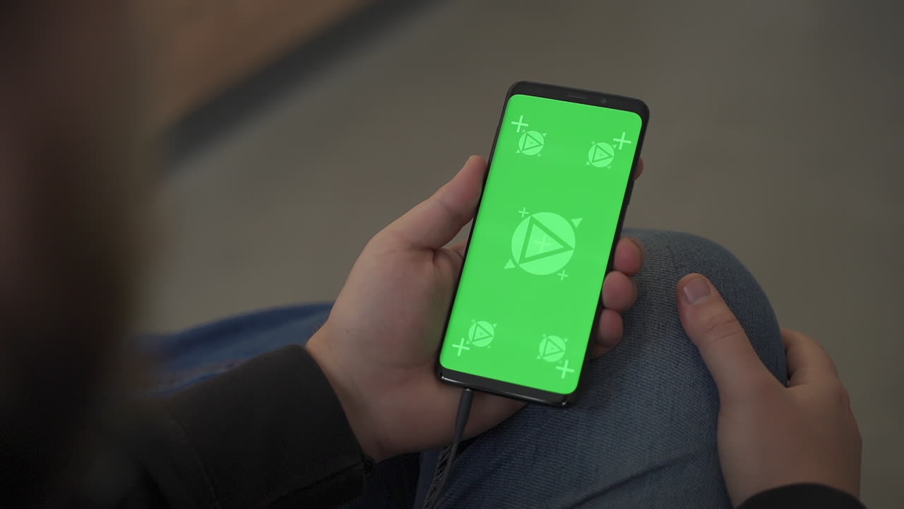 수평 녹색 화면 크로마를 가진 스마트폰을 들고, 읽고, 만지고. 모형 클로즈업.