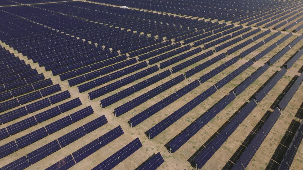 Luftfoto af stor solcellepark i Nevada, der fremhæver væksten inden for vedvarende energi