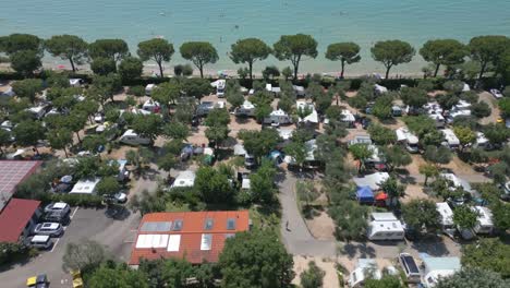 Luftaufnahme-Des-Campingplatzes-Serenella-Und-Des-Gardasees,-Italien