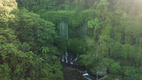 la luz del sol brilla en el exuberante valle de la cascada benang kelambu en lombok tropical