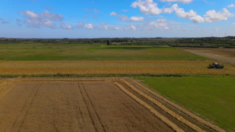 vlak landelijk landschap van polen, achterwaartse antenne