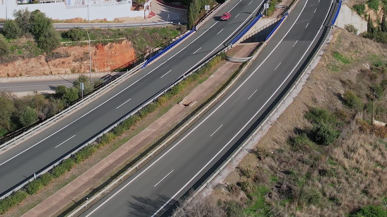 Svincolo autostradale e sottopassaggio dall'alto