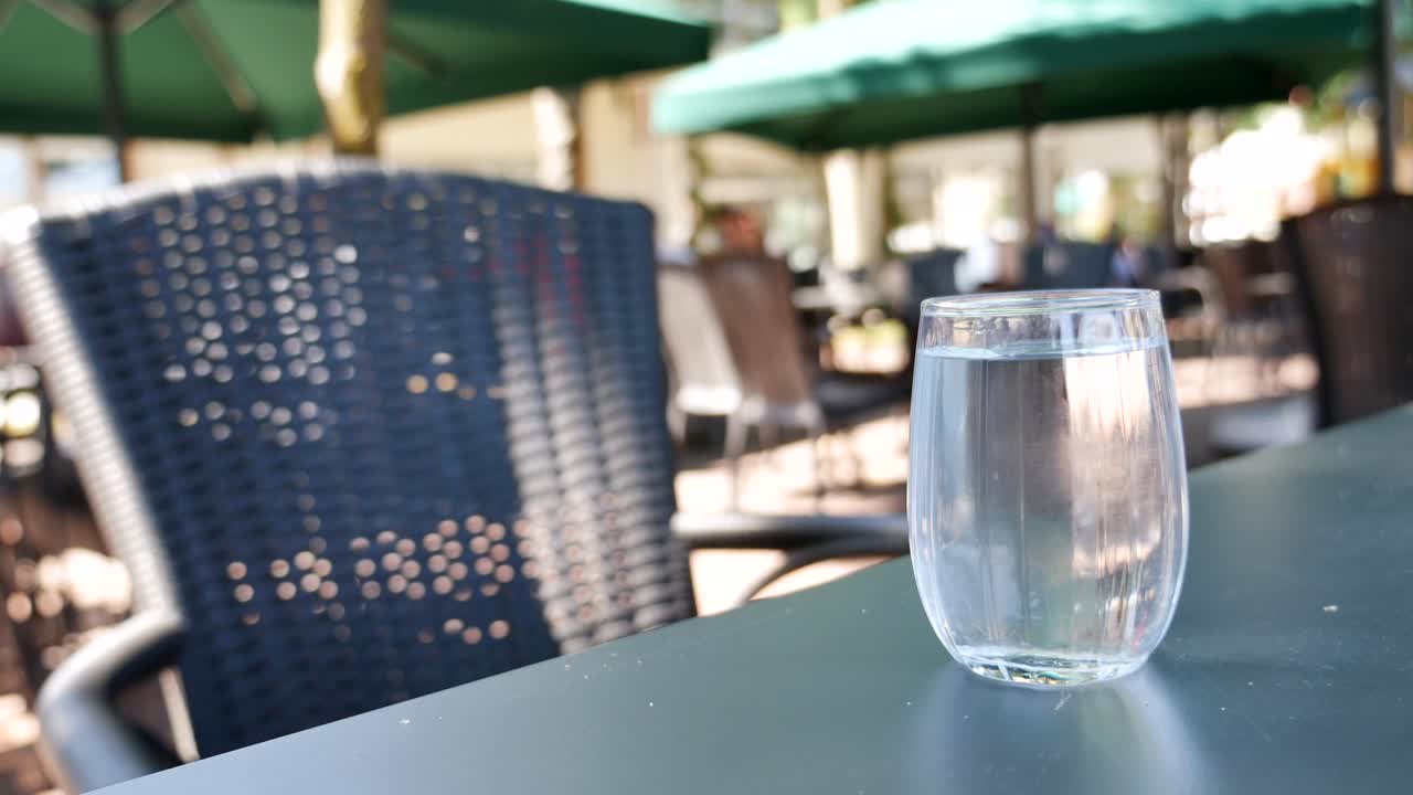 un vaso de agua en una mesa de restaurante