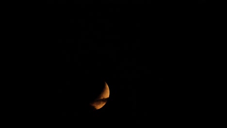 imagen de teleobjetivo de la luna roja en la noche profunda y el cielo negro