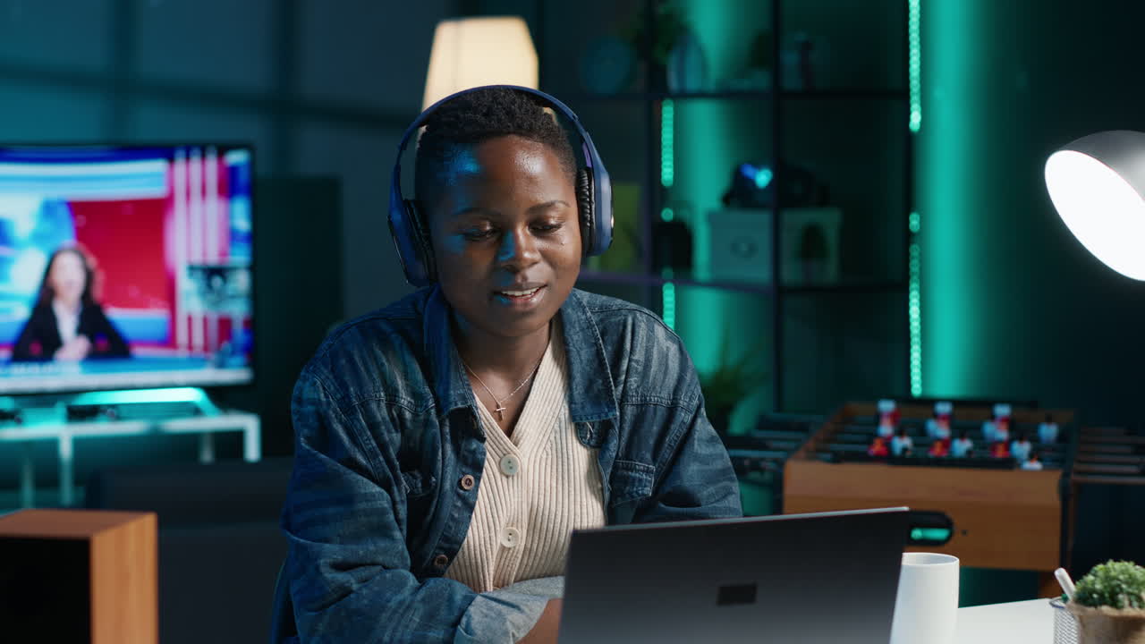 frau arbeitet zu hause mit kopfhörern