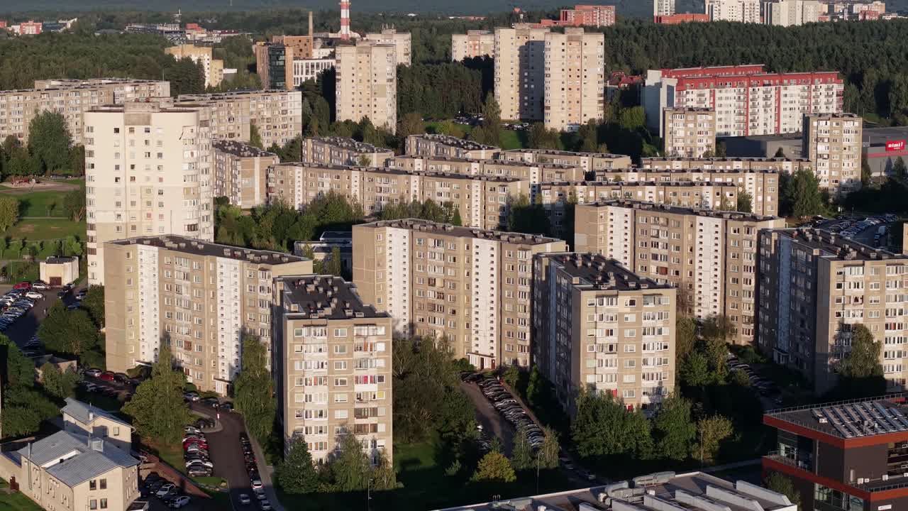 Панорамная съемка коптером жилых домов в районе Пашилайчяй в Вильнюсе в теплых лучах заката