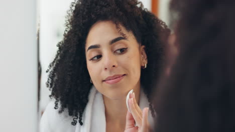 mujer aplicando maquillaje o rutina de cuidado de la piel