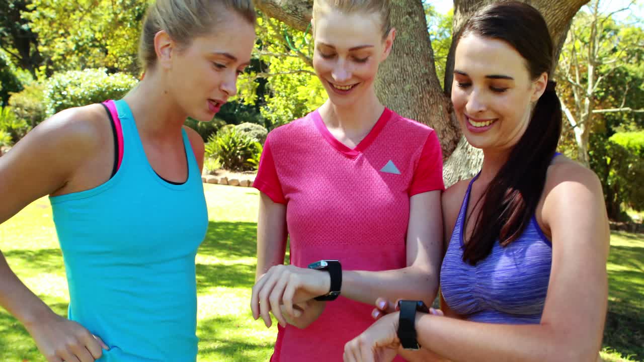 mujeres corriendo en el parque