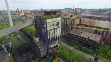 imágenes aéreas de drones de una antigua fábrica de carbón de coque abandonada carsid en charleroi