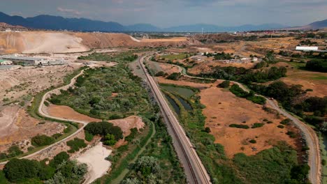 Toma-Aérea-Del-Ferrocarril-Y-El-Río-Jordan-En-Bluffdale-Utah