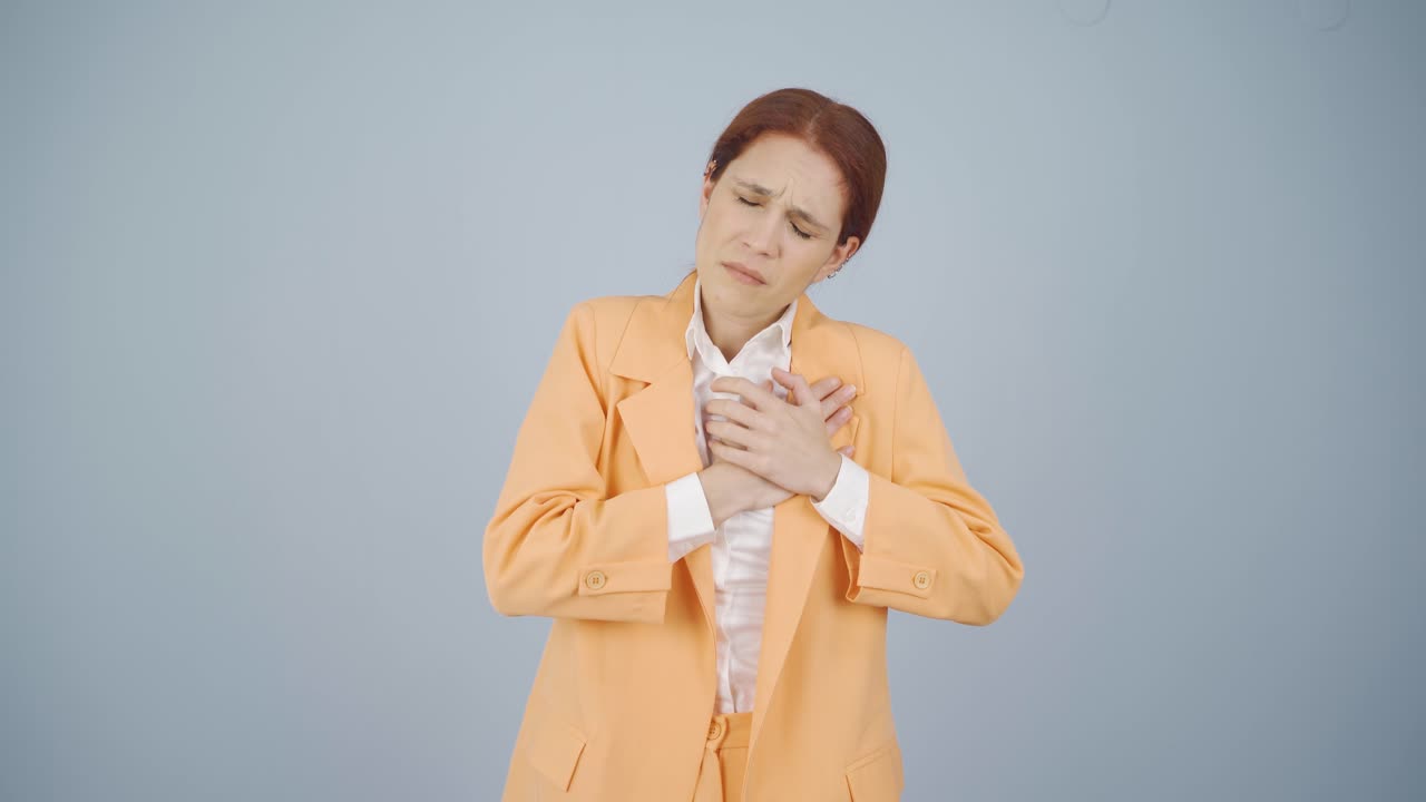 una mujer de negocios que tiene un ataque al corazón.