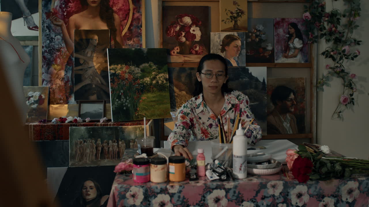 Un artista pinta en su estudio, centrado en la creatividad y la inspiración.