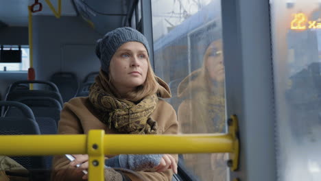 mujer pasajera mirando por la ventana del autobús