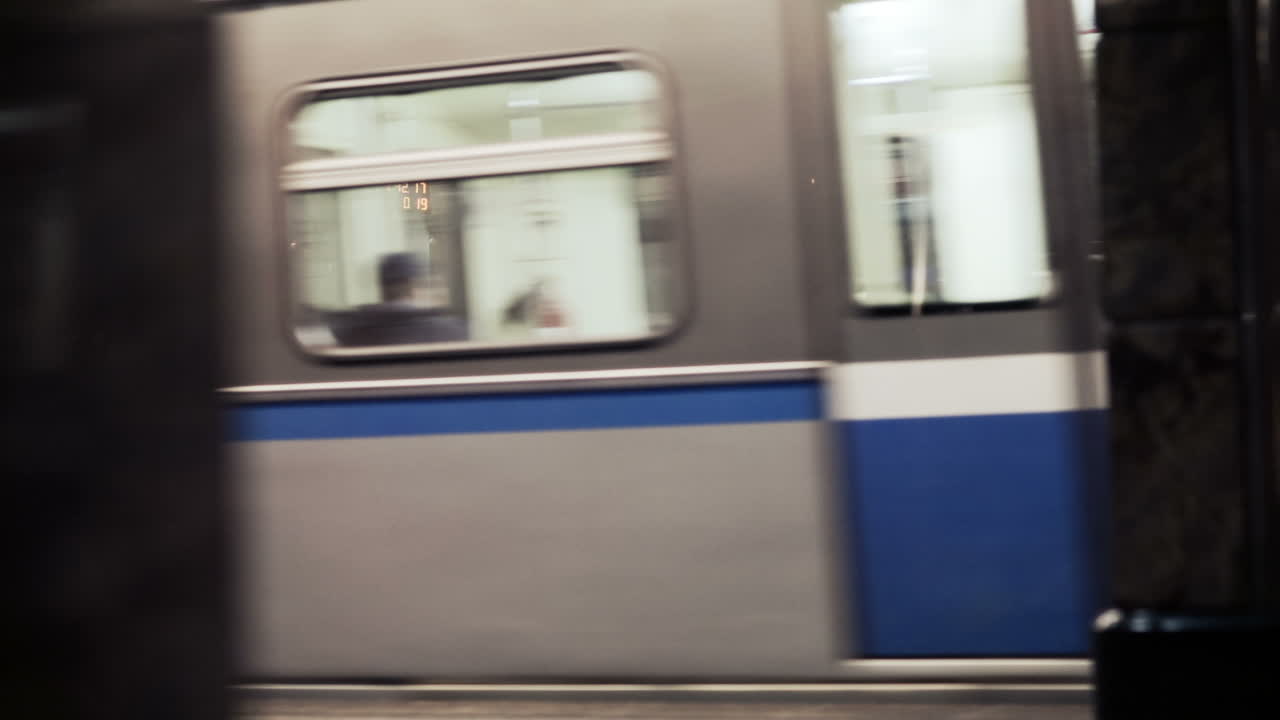 지하철 열차가 지나가고 있다