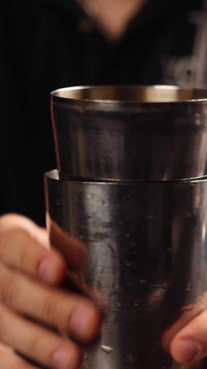 el camarero haciendo un cóctel.