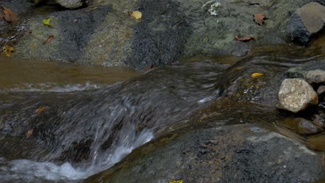 Diese-Nahaufnahme-Eines-Wasserfalls-Mit-Klarem-Wasser,-Das-über-Steine-Im-Osten-Balis-Fließt,-Ist-Perfekt-Für-Ihre-Dokumentation-über-Asien-Oder-Die-Natur