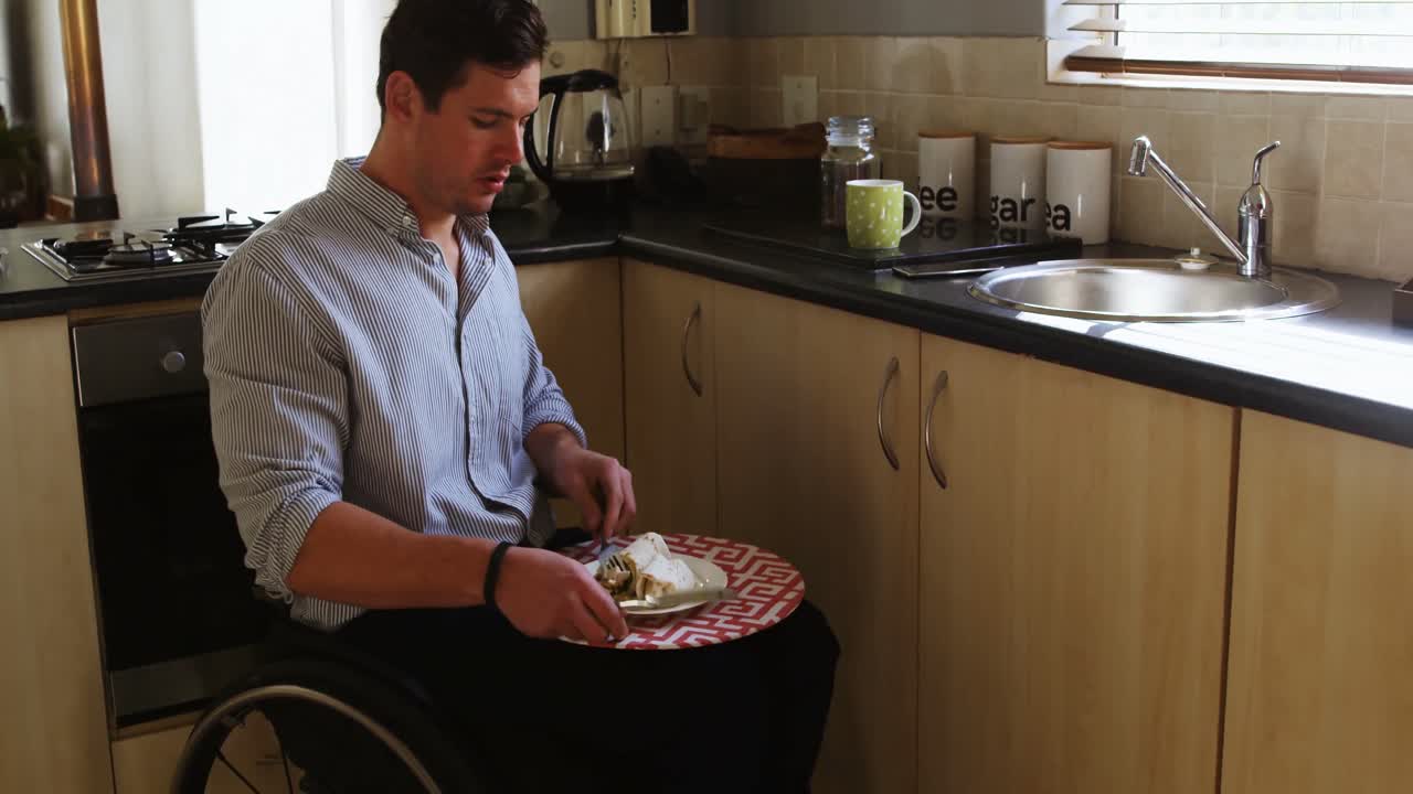 hombre discapacitado con comida en la cocina 4k