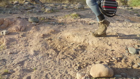 el excursionista pierde la cantina del campamento en una caminata de aventura en la suciedad y las rocas