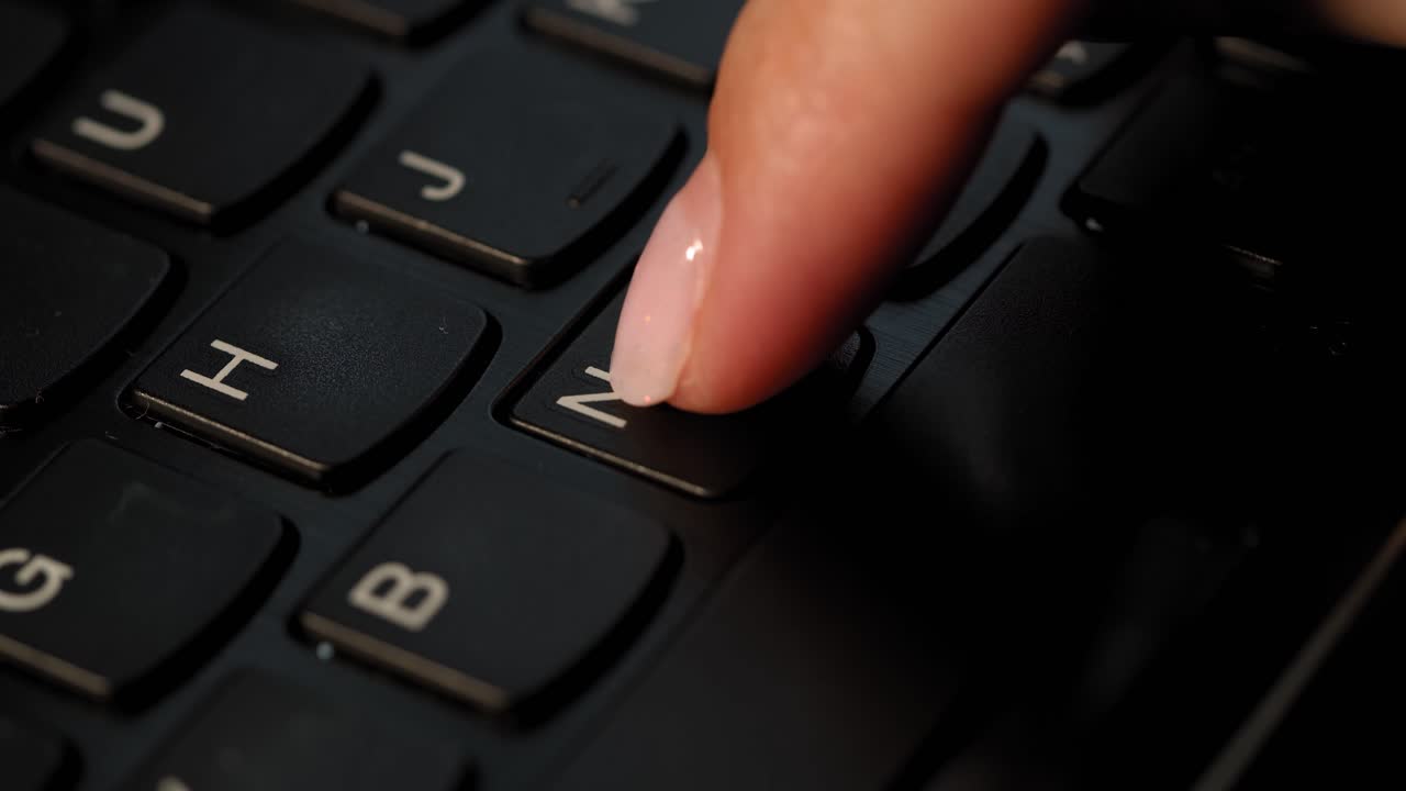 presionando el botón n en el teclado negro