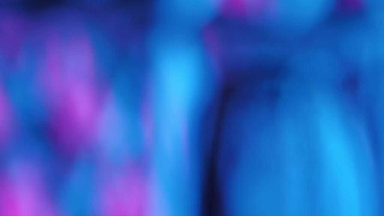 luces rosadas, azules, rojas y verdes refractando en una macro, vista abstracta a través de una jarra de cristal giratoria para un fondo de evento de superposición, transición o etapa