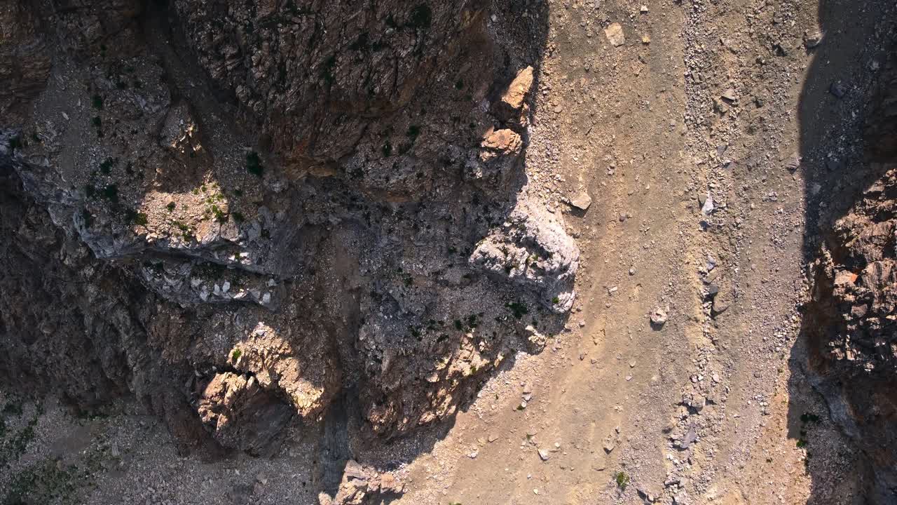 ladera de la montaña con un desprendimiento de rocas