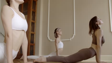 mujeres practicando yoga