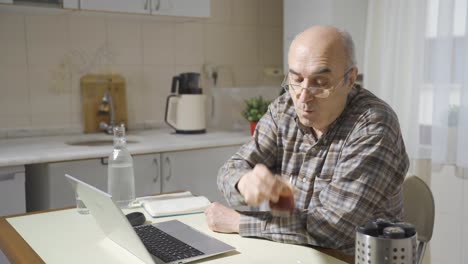 Anciano-Jubilado-Usando-Una-Computadora-Portátil.