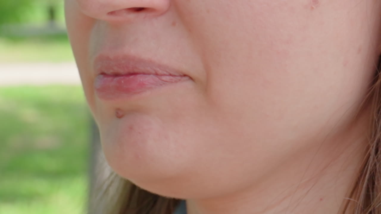 기침 증상을 보이는 백인 여성, 야외 장면에는 기침의 징후를 뚜렷하게 보이는 여성이 등장하며, 야외에 있는 여성은 탁 트인 환경 속에서 기침 증상을 뚜렷하게 보이고 있어요.