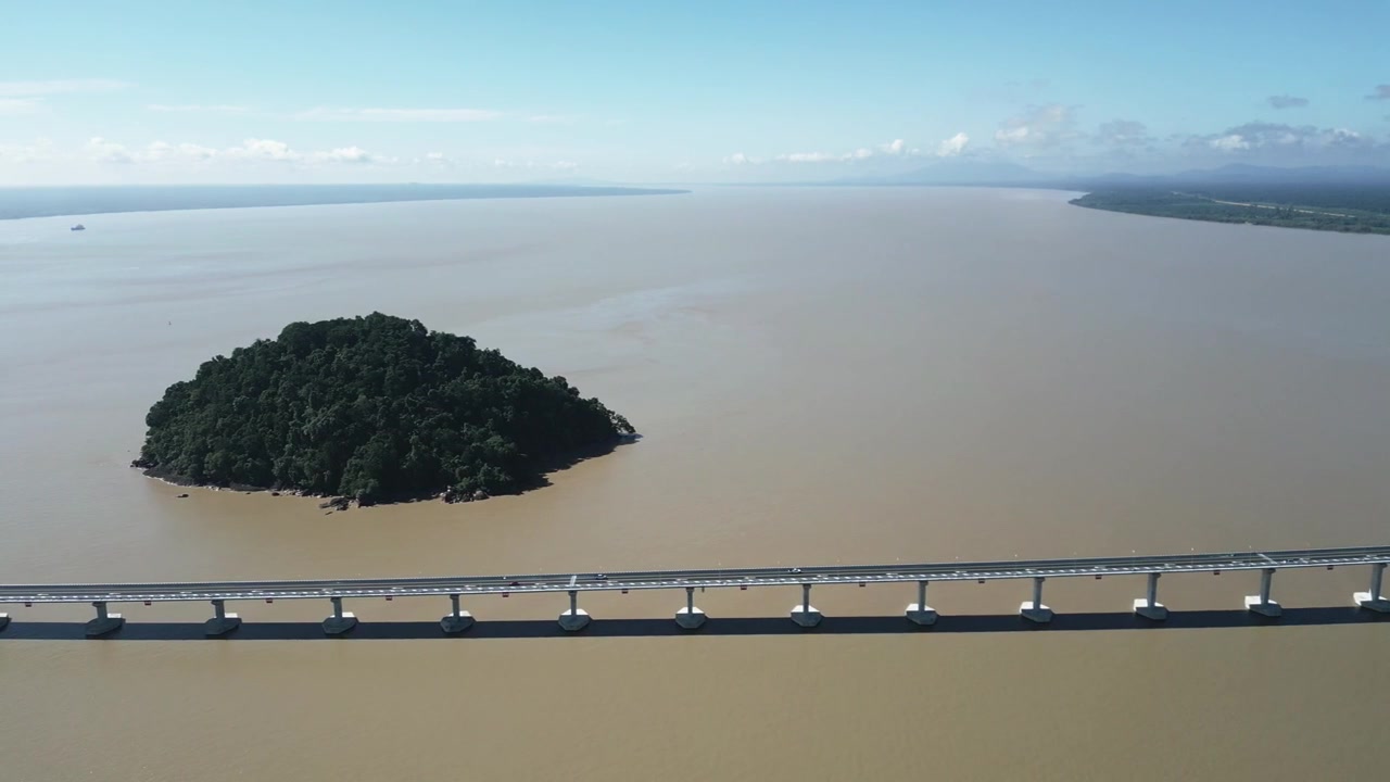 Batang Lupar Bro 1 er en 4,884 kilometer lang tosporet bro i Sarawak, officielt anerkendt som den længste flodkrydsende bro i Malaysia. Den strækker sig over Batang Lupar-floden