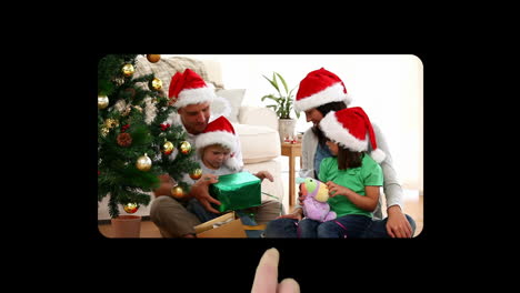 mano desplazándose verticalmente a través y activando videos de navidad