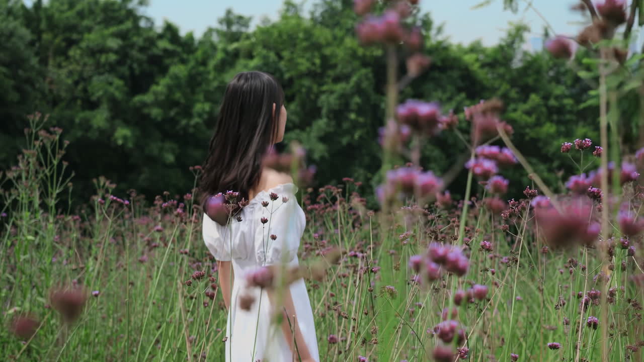 초록색 호수 에서 걸어다니는 소녀가 풍경과 문화 예술적 개념을 바라보고 있습니다.