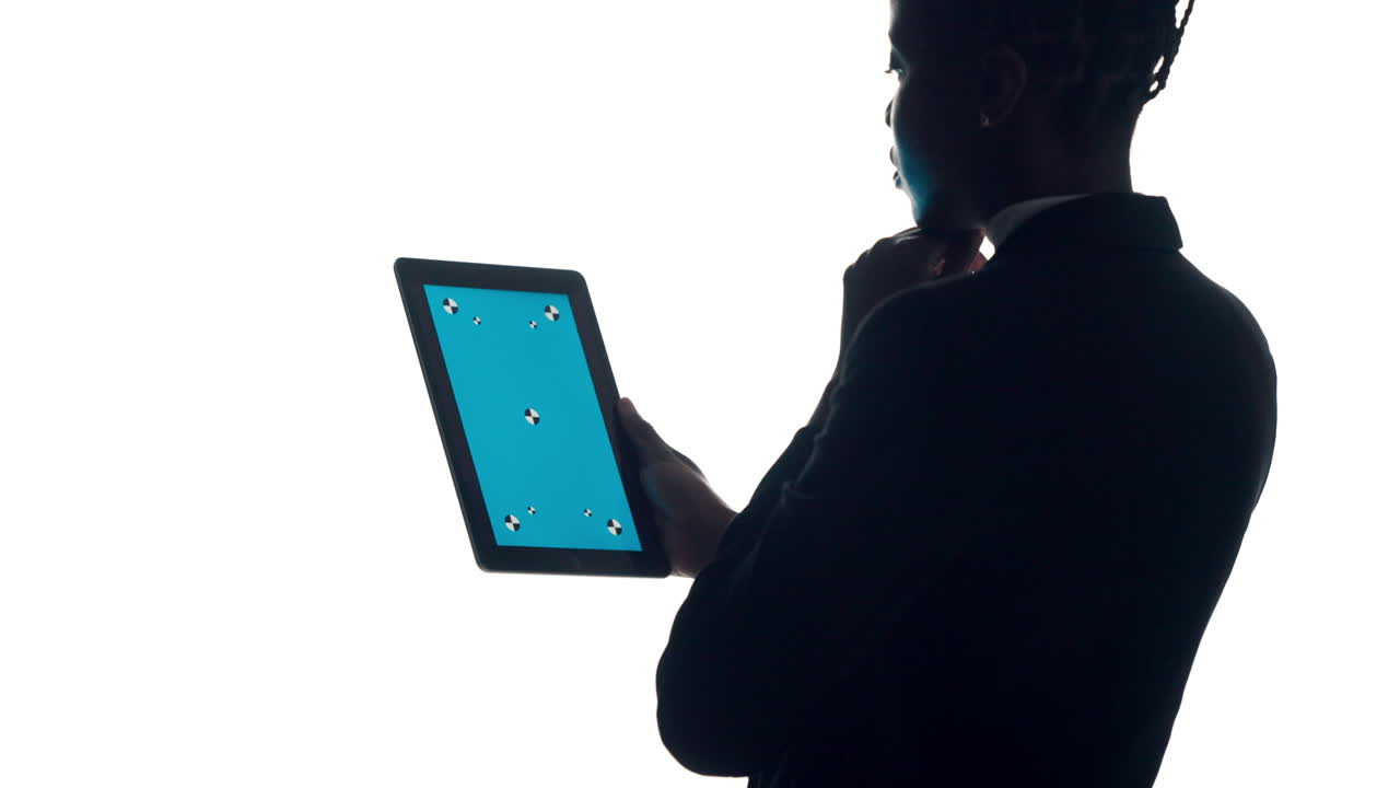 Silueta podnikatele používajícího tablet