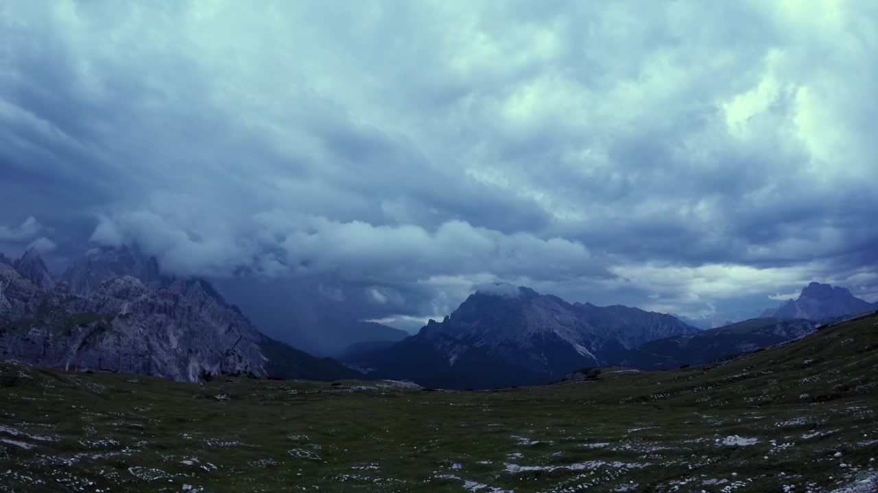타임  ⁇ 스 국립 자연 공원 도로미티스 알프스 산맥에 있습니다. 이탈리아의 아름다운 자연.