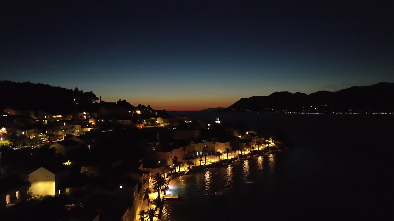 Aufnahmen der Insel Korčula bei Nacht