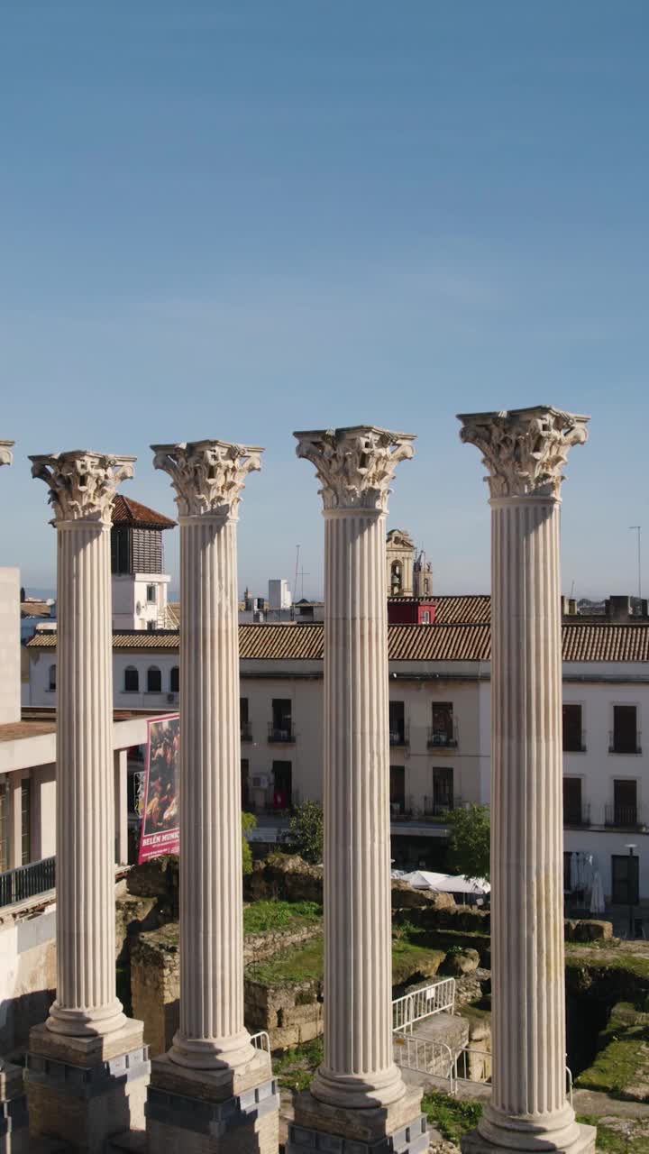 L'antico tempio romano di Cordova, con pilastri in marmo e resti storici. Ripresa aerea verticale.