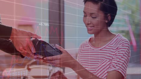 animación de procesamiento de datos sobre mujer biracial pagando en la tienda