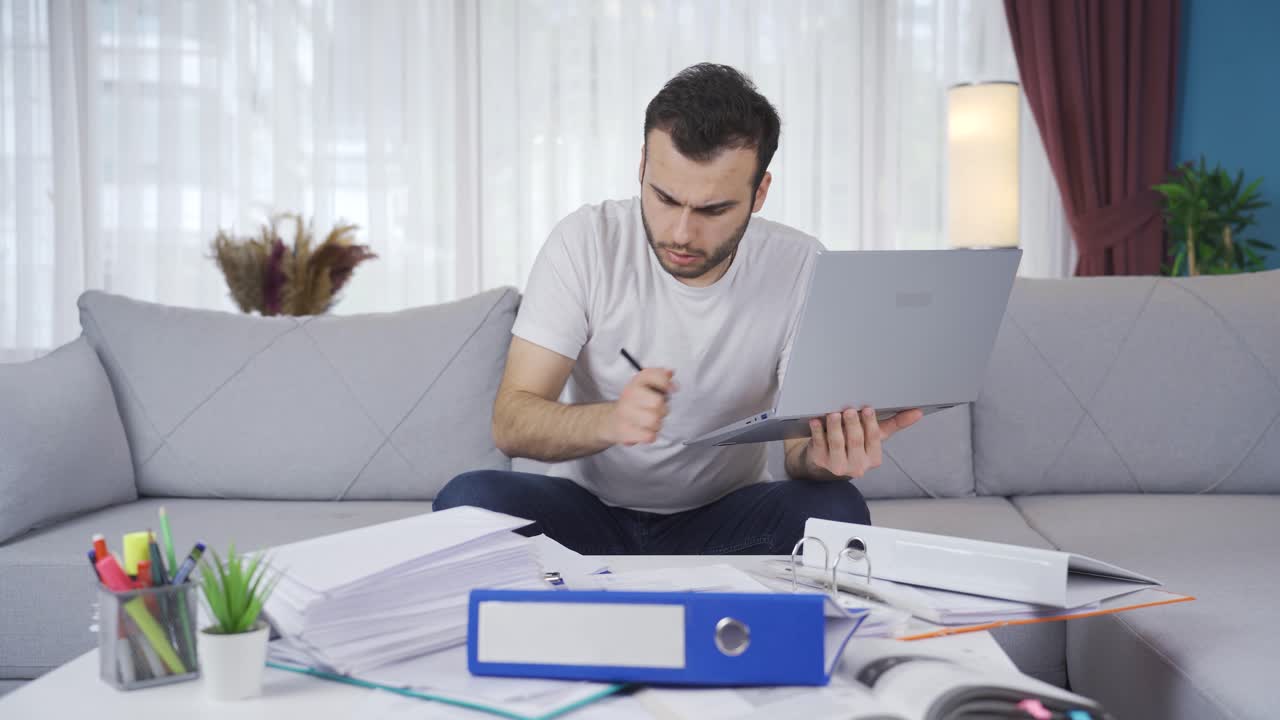 un joven empresario exitoso y seguro de sí mismo.