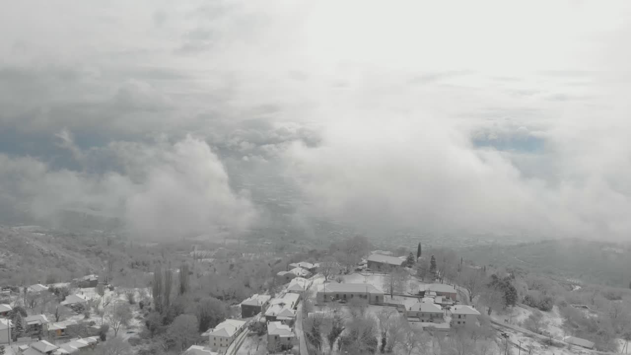 съемка с воздуха со снежной горы, традиционная деревня в греции 1